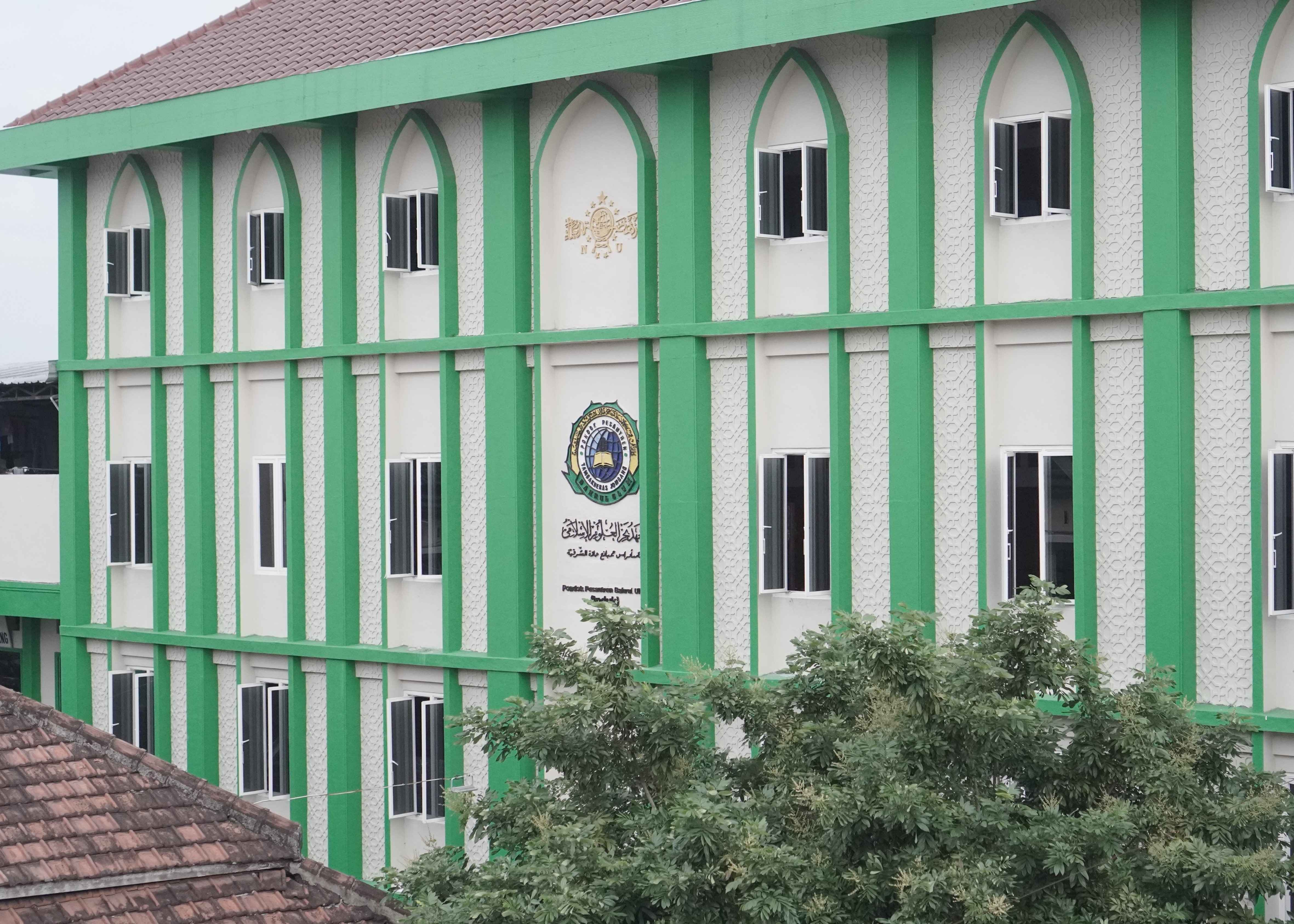 Pondok Pesantrren Bahrul Ulum Terima Anugerah 1 Abad NU