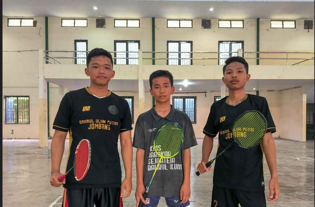 Sabet 2 Medali sekaligus, Santri Pondok Induk Raih Juara 1 lomba Bulutangkis Kategori Tunggal Dan Ganda