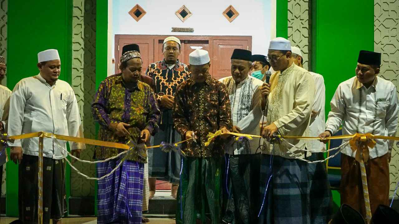 Pengasuh PPBU INDUK Meresmikan Gedung Asrama Baru