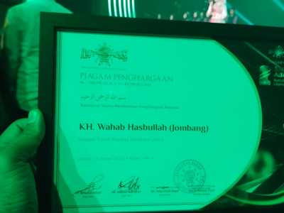 KH Abdul Wahab Hasbullah Terima Dua Anugerah Satu Abad NU Sekaligus