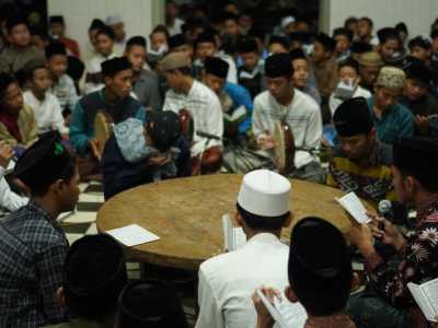 Sejarah Dibalik Peringatan Maulid Nabi dan Hukumnya